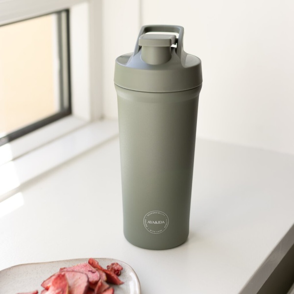 Shaker Bottle i farven Tropical Green fra Aya&Ida i lifestyle billede hos Økofamilien